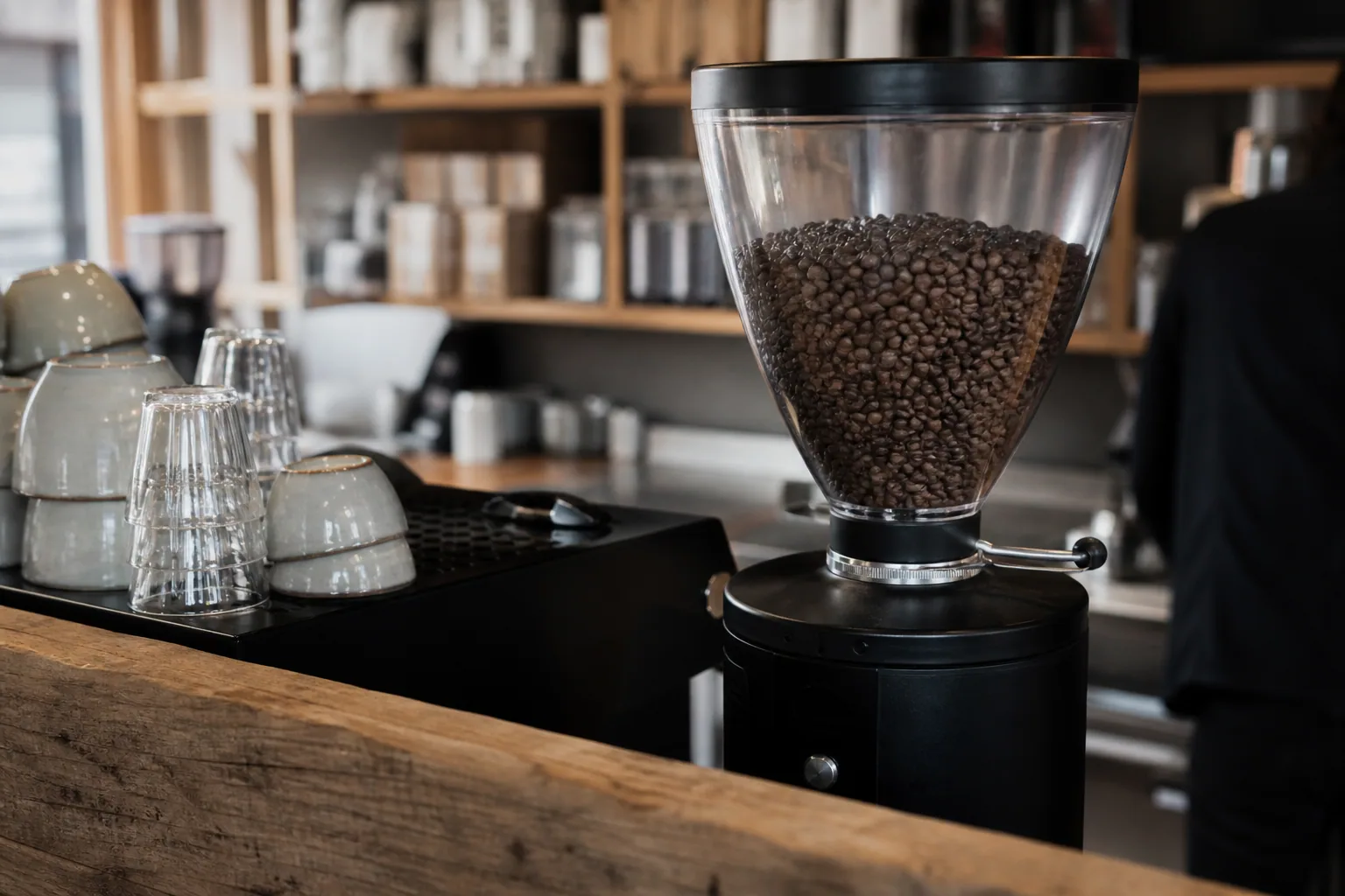Interiøret hos Kaffeagenterne - minimalistisk design med fokus på kaffe