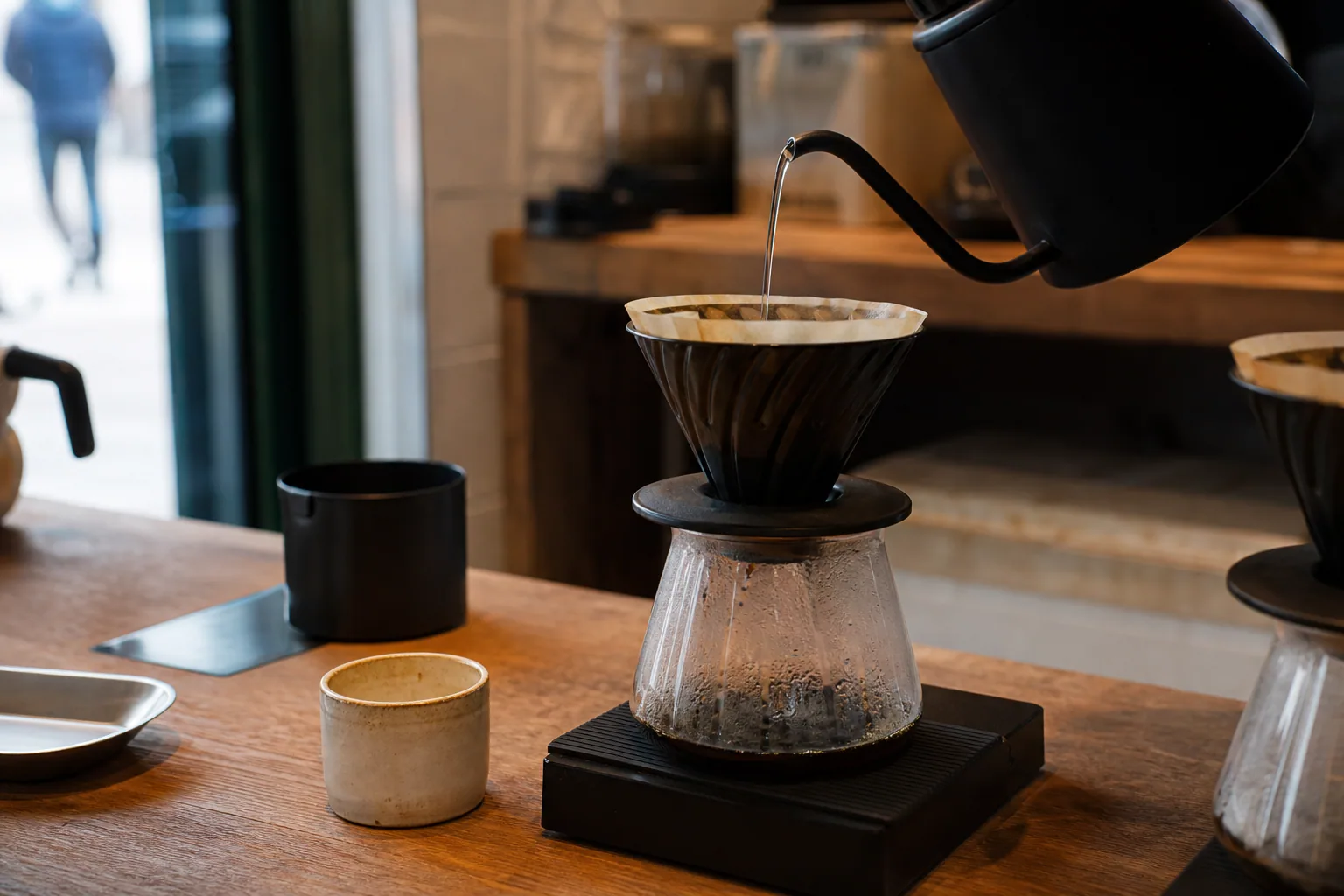 Barista brygger specialty kaffe med precision ved KaffeBaren Vejle
