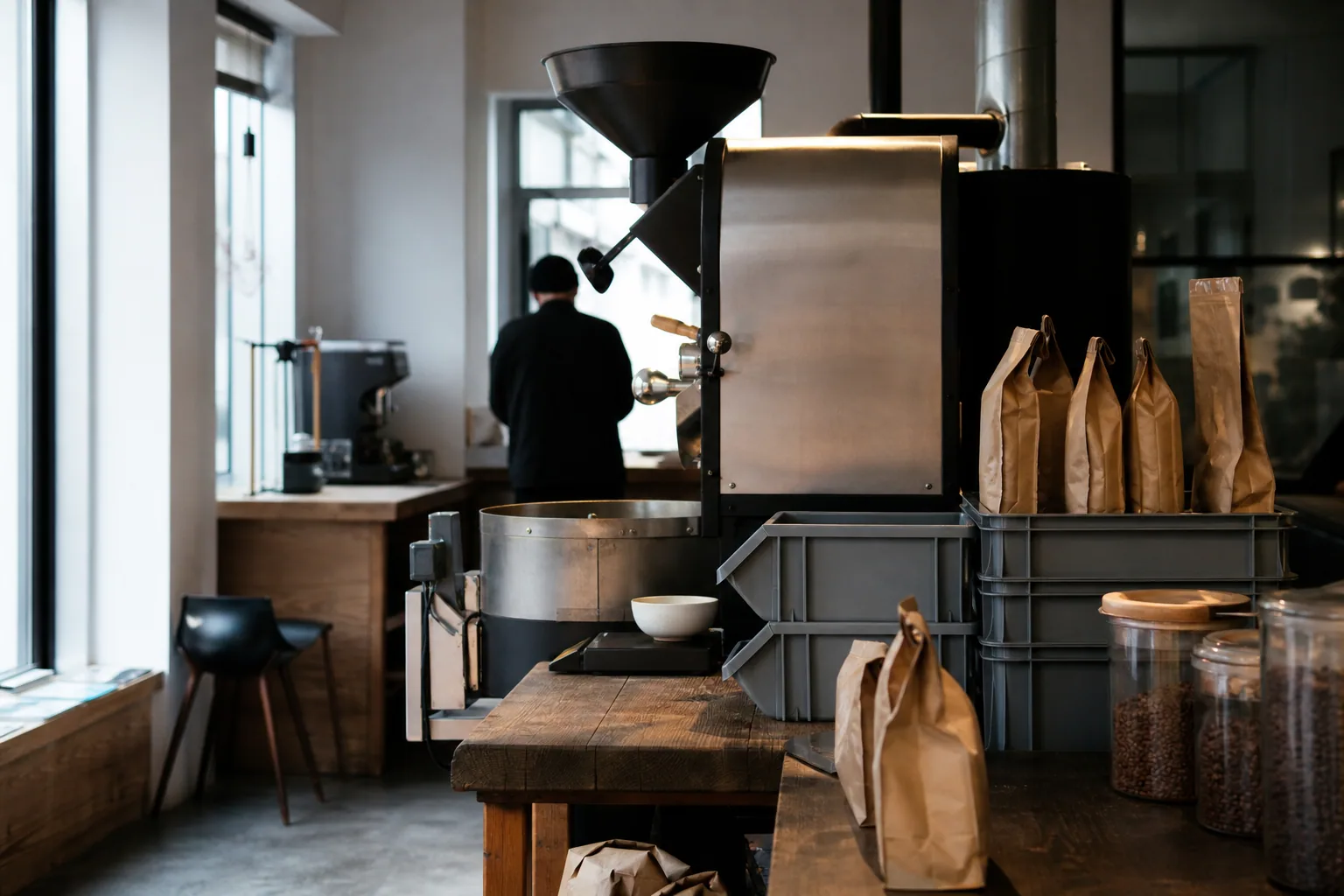 Espresso-kop og kaffebønner på en bord