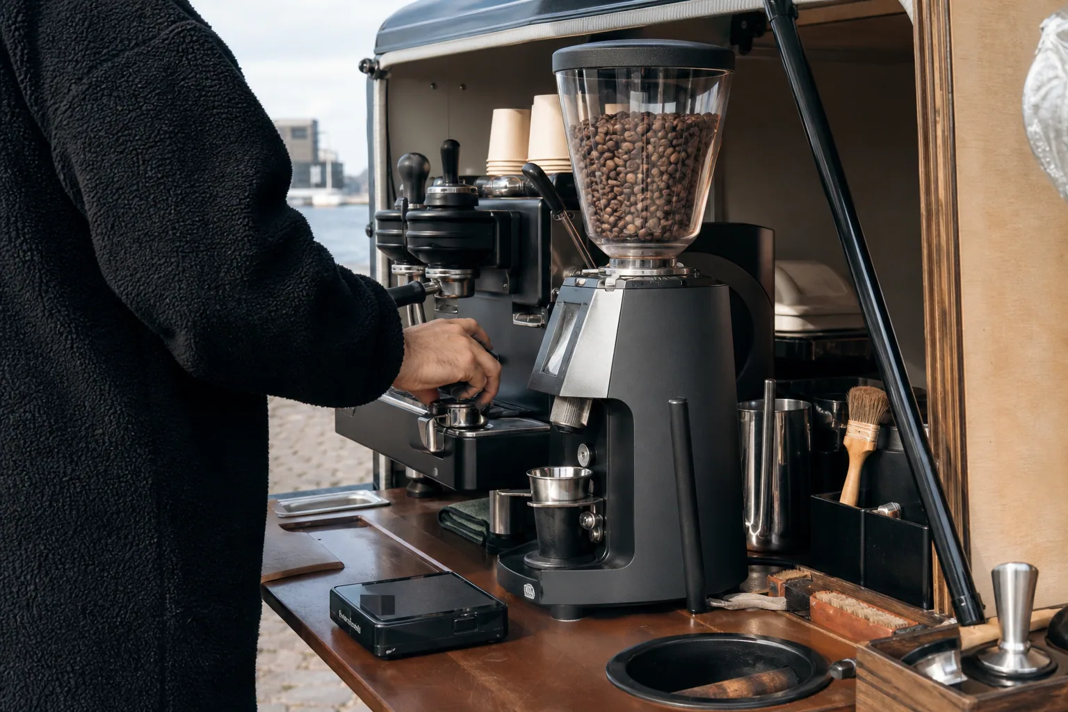 Kaffeexpressen: specialty-bar med integreret udstyrs-display